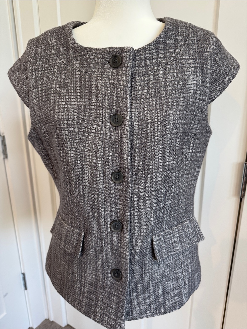 Banana Republic Gray Tweed Cap Sleeve Button Front Jacket